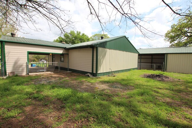 Building Photo - Coming Soon! 3 Bedroom 2 Bath in Bullard! Large Shop!
