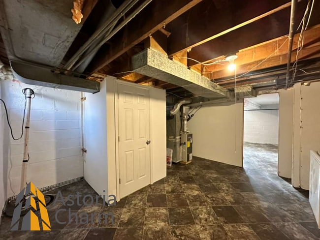 Building Photo - 3 Bedroom Home with Finished Basement, Parking, and Fenced Yard