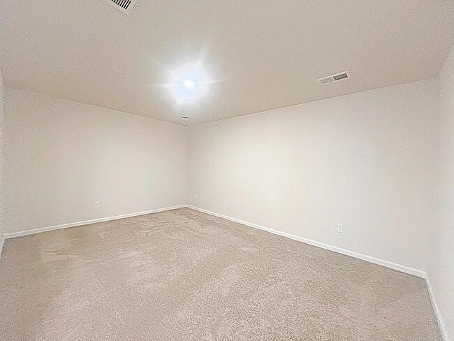 Building Photo - 5 Vine House Dr