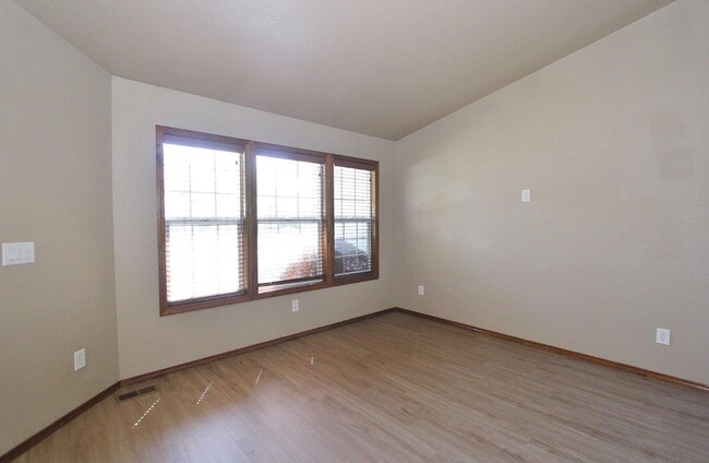 Building Photo - Single-Level w/BG Home in a Quiet Neighbor...