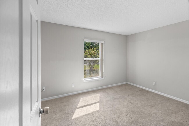 Building Photo - 173 SW Ray Ave