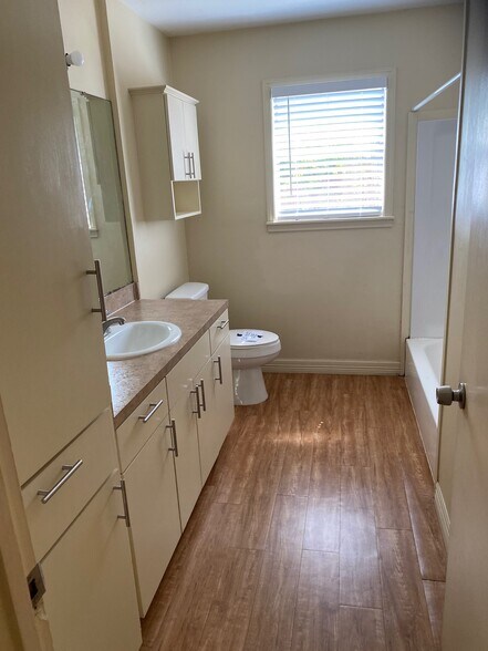Building Photo - 857 Belmeade Dr