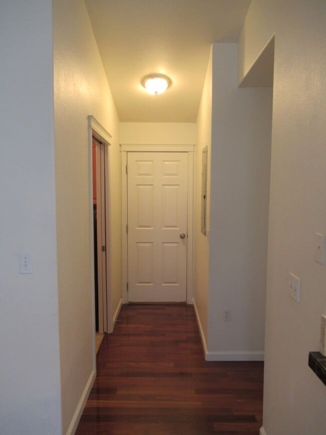 Building Photo - Large 4 Bedroom South