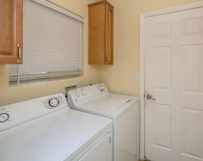Building Photo - 2 Bedroom - 2 Bath