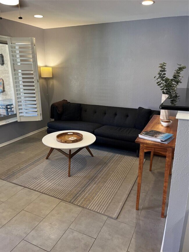 Building Photo - 505 W 7th St