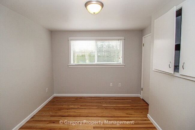 Building Photo - Charming, Well Maintained 4 Bedroom, 2.5 Bathroom Bothell Area Home in Northshore S.D. Spacious F...