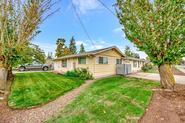 Building Photo - Savage / Ellis Duplex