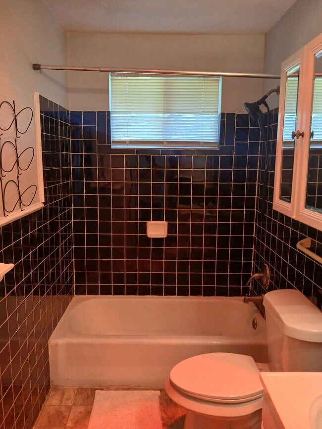 Building Photo - 4 Bedrooms and 1 Bath Near Hwy 75 and Fore...