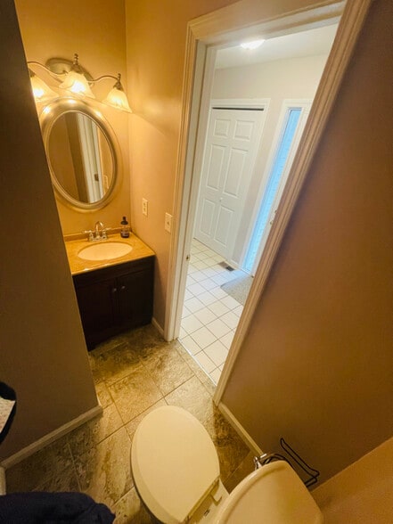 Building Photo - 19 Oak Ridge Dr