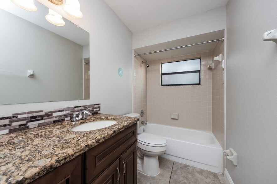 Building Photo - 310 Medina Ct