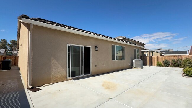 Building Photo - Rosamond 4 Bedroom + 3 Bathroom !
