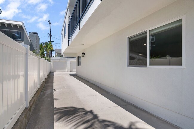 Building Photo - Silver Lantern St. Apts.
