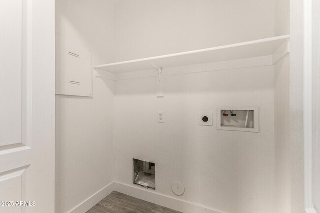 Building Photo - 911 E Lovegrass Dr