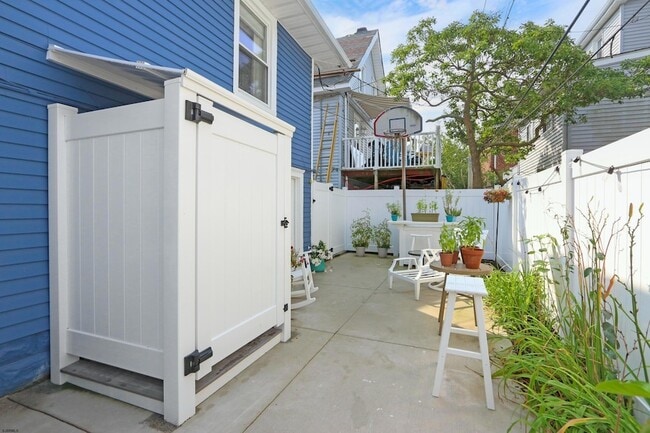 Building Photo - 10 S Troy Ave