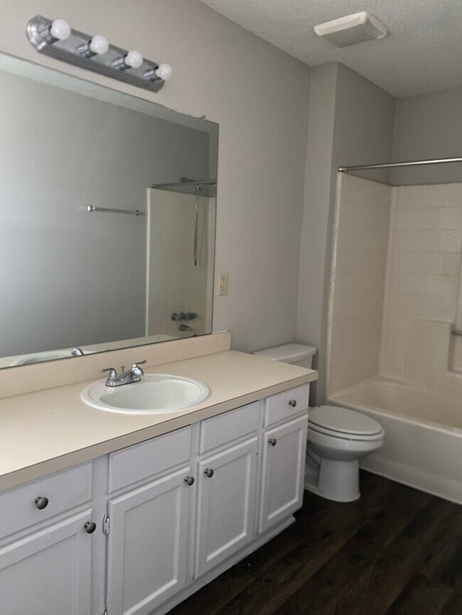 Building Photo - 104 Mesa Moor Dr