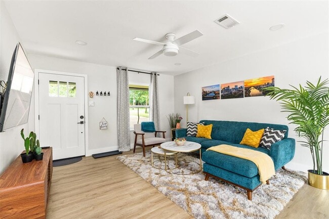 Building Photo - 11807 Oakwood Dr