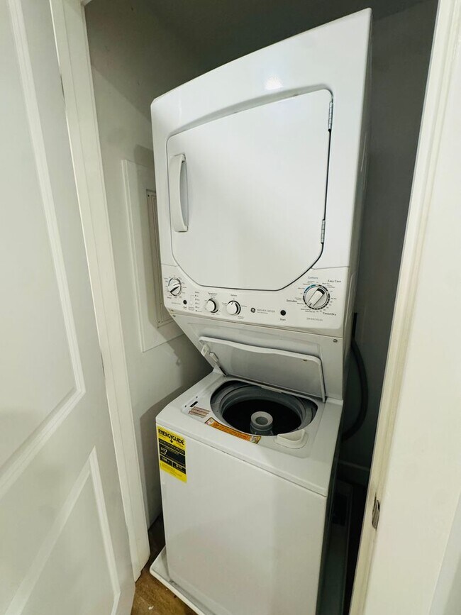 Building Photo - 4242 W Girard Ave