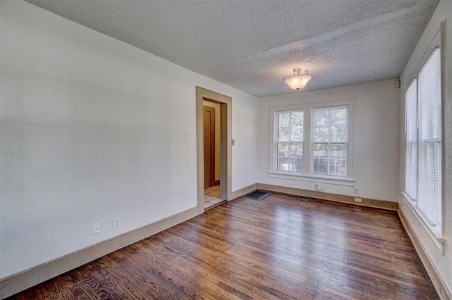 Building Photo - 404 Chautauqua Ave