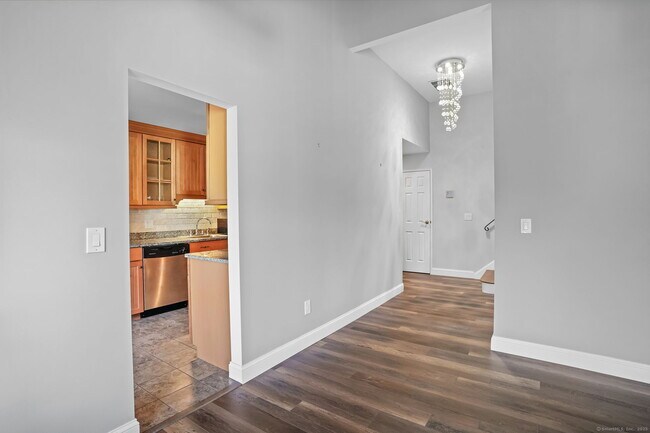 Building Photo - 4 Hills Ln