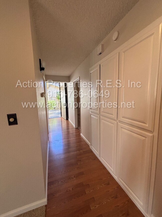 Building Photo - 5110 Village Oaks Dr