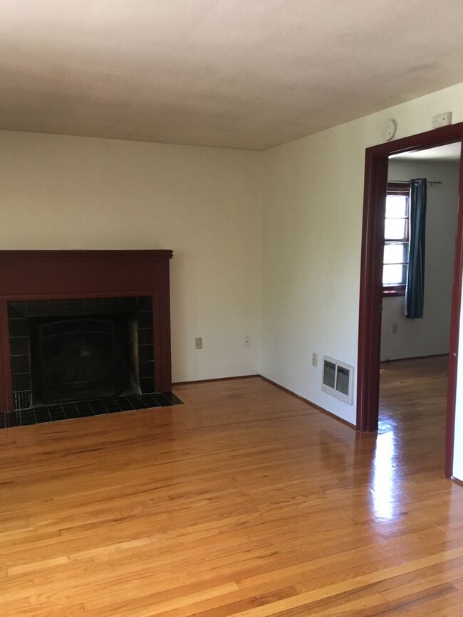 Building Photo - Charming 1 Bedroom/1 Bath Near Campus