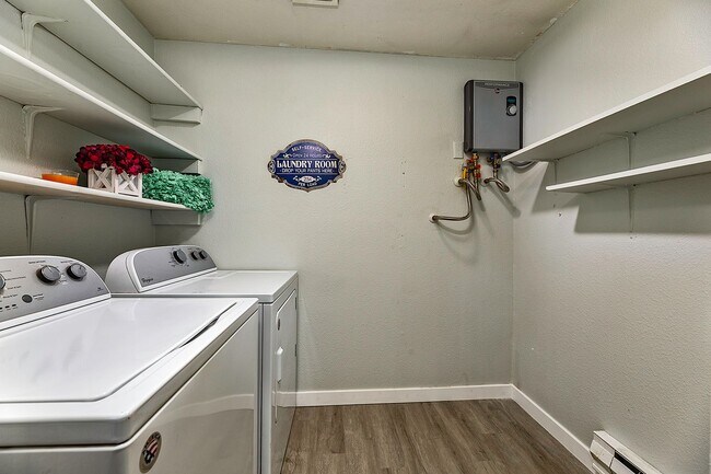 Building Photo - READY SET MOVE!!! GREAT PRICE & LOCATION - Darling Rambler in Olympia