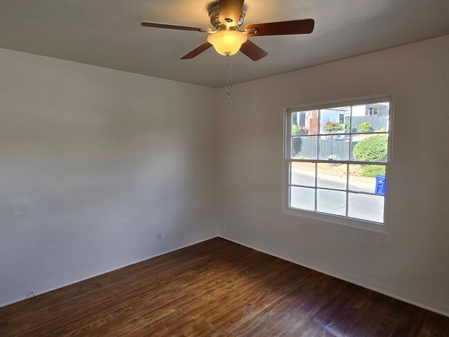 Building Photo - AVAILABLE NOW!!! 2 BEDROOM / 1 BATHROOM HO...