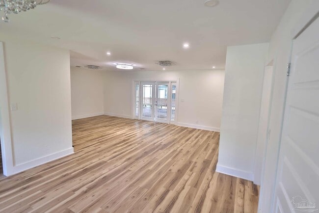 Building Photo - 3795 Summer Dr