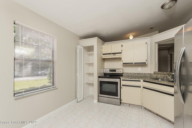 Building Photo - 647 Pampas St NW