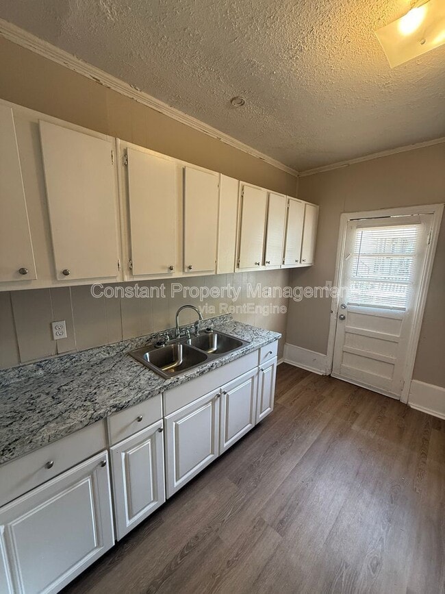 Building Photo - 614 W Poplar St