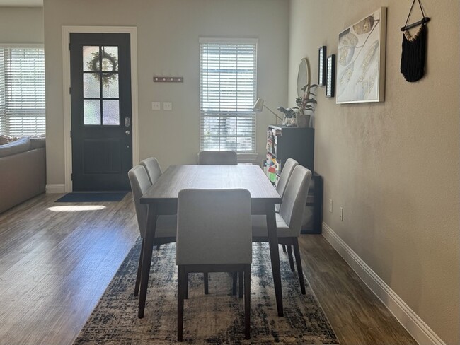 Building Photo - 2208 Zenith Ave