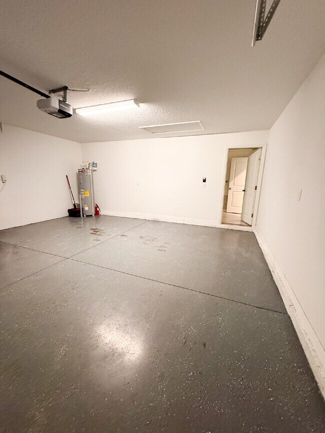 Building Photo - LIKE NEW 4-Bedroom, 2 Bath home in Triple ...