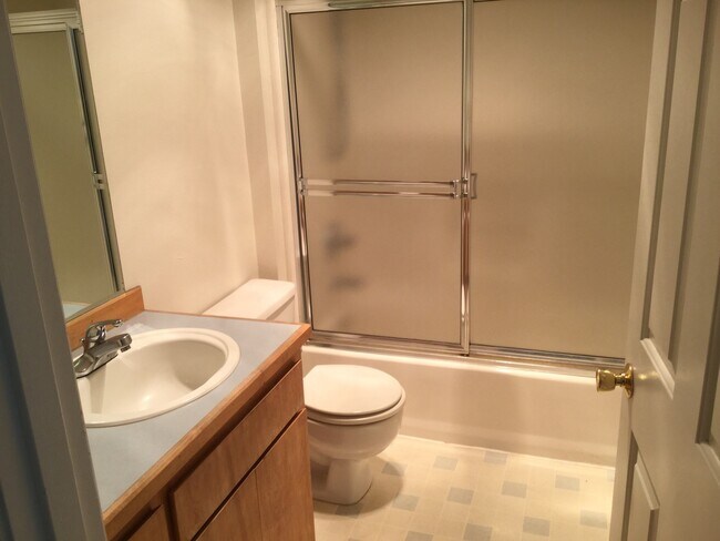 Building Photo - Quiet Eastside 3 Bdrm House, 2 Bath, All appliances in Kitchen, Attached Garage, Fenced Yard