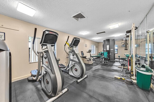 Building Photo - 120 Cypress Club Dr