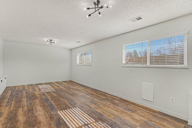 Building Photo - 6538 W Kenyon Ave