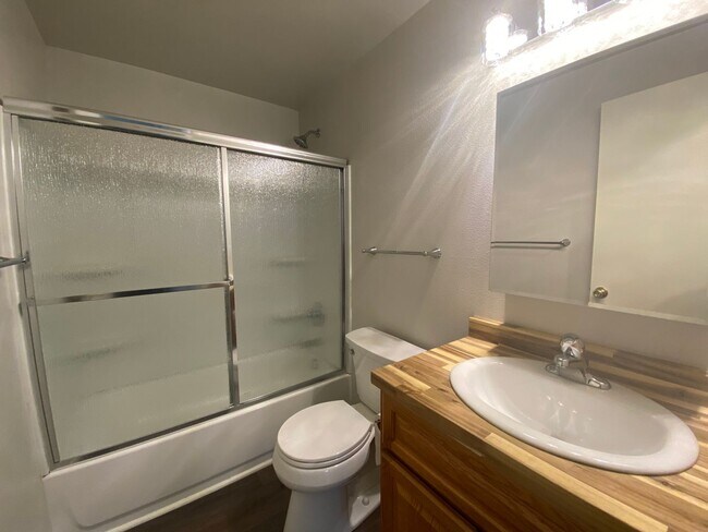 Building Photo - 4351-4351 NE 82nd Ave