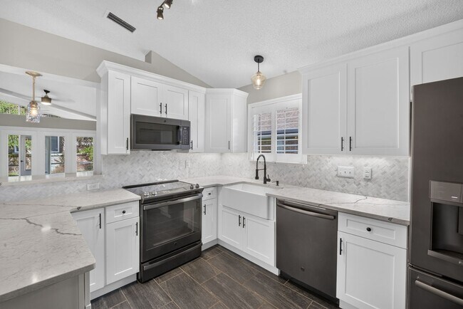 Building Photo - Renovated Brick Home in Gated Community