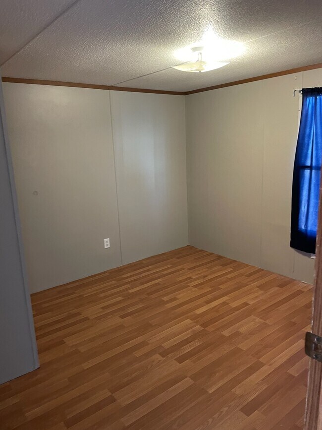 Building Photo - 10 Village Green Ct