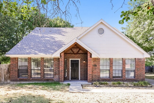 Building Photo - 657 Edgewood Dr