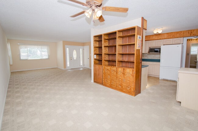 Building Photo - 215 Hillcrest Pl