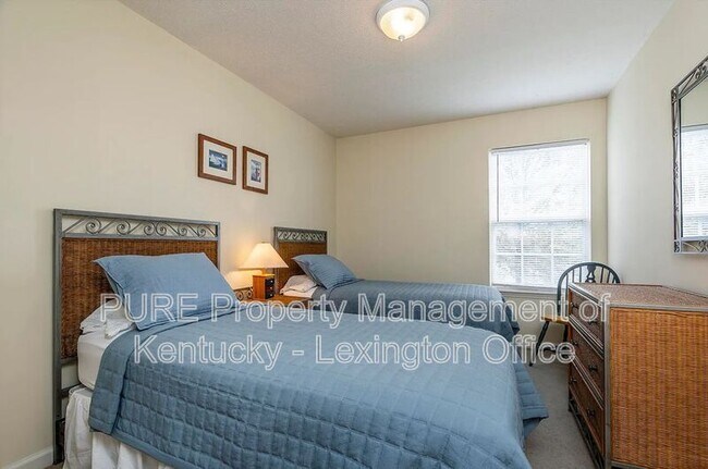 Building Photo - 804 Wabarto Way