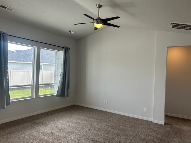 Building Photo - Iceberg Lake