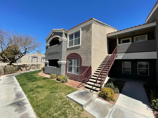 Building Photo - Gorgeous 2nd Floor Unit-Available Now!