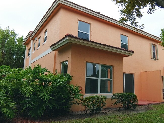 Building Photo - 701 Talia Cir