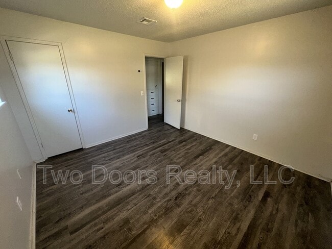 Building Photo - 729 NE 37th St