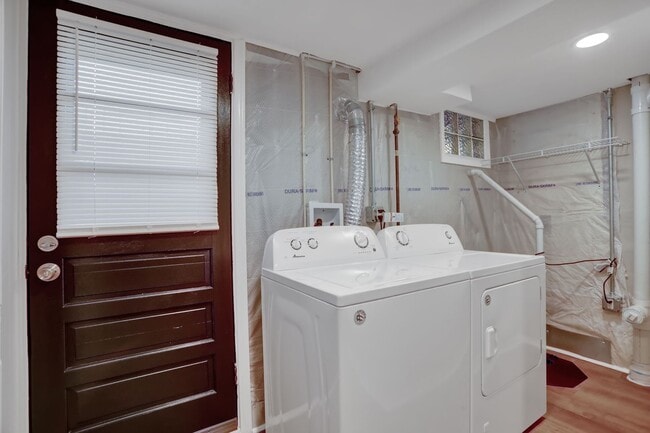 Building Photo - Completed Renovated Townhouse