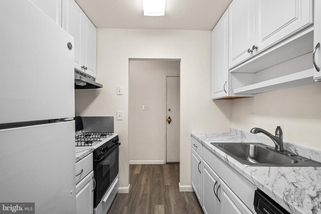 Building Photo - 3945 Lyndhurst Dr