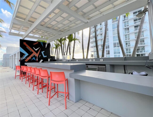Building Photo - 3101 Bayshore Dr
