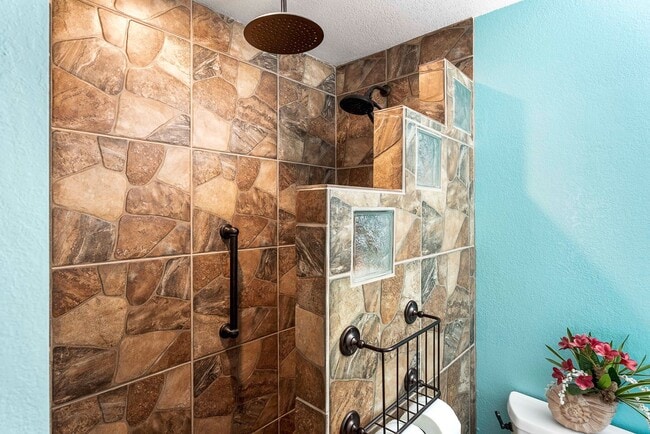 Building Photo - 2 Bedroom 2 Bathroom Fully Furnished Condo