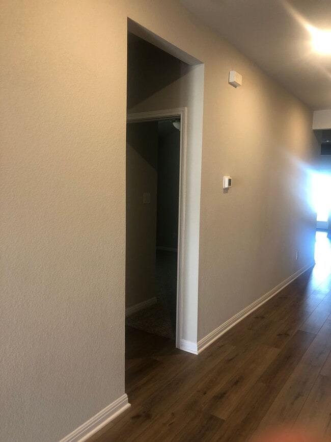 Building Photo - -=Available April 2026=-  4BR/2BA w/ Fenced Yard + Covered Parking in Hutto, TX